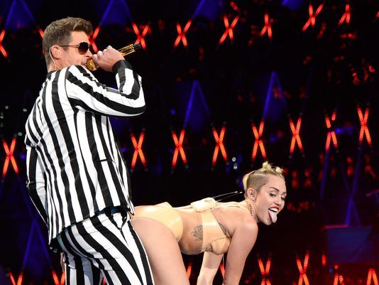 Miley Cyrus twerkin on Robin Thicke at 2013 VMAs