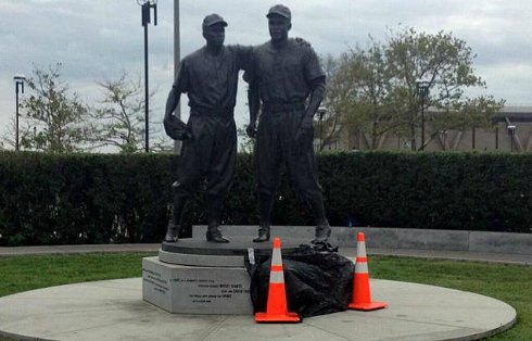 Jackie_robinson_statue.jpg
