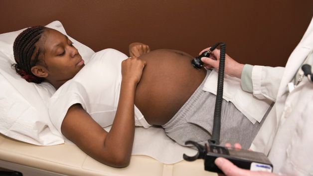 pregnant black woman doctor