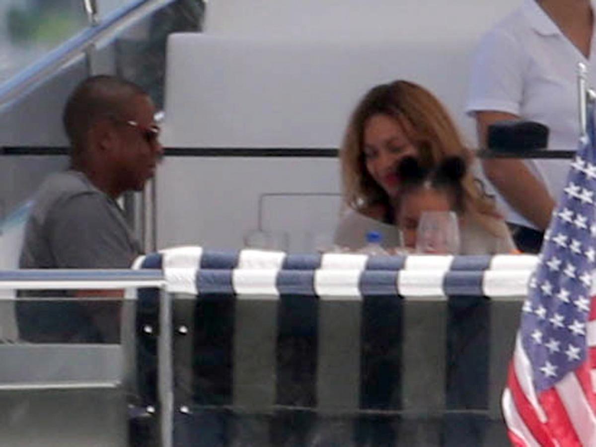 jay-z-beyonce-blue-ivy-relax-yacht