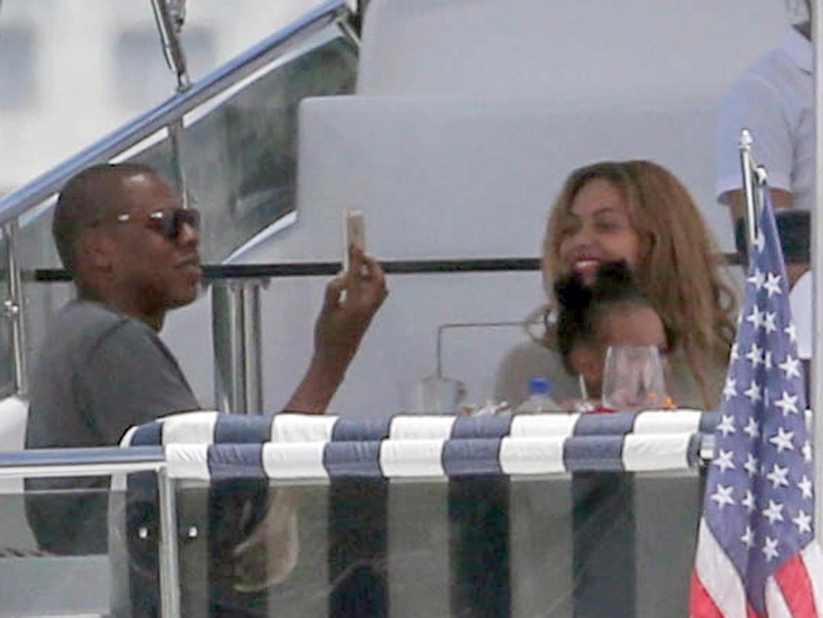 jay-z-beyonce-blue-ivy-relax-yacht2