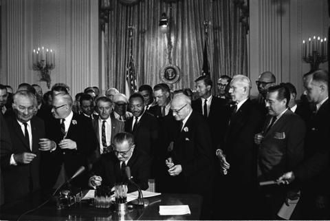 Lyndon_Johnson_signing_Civil_Rights_Act,_July_2,_1964_0