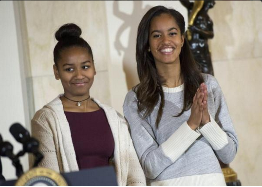 Sasha-and-Malia-at-Turkey-Pardoning-Ceremony