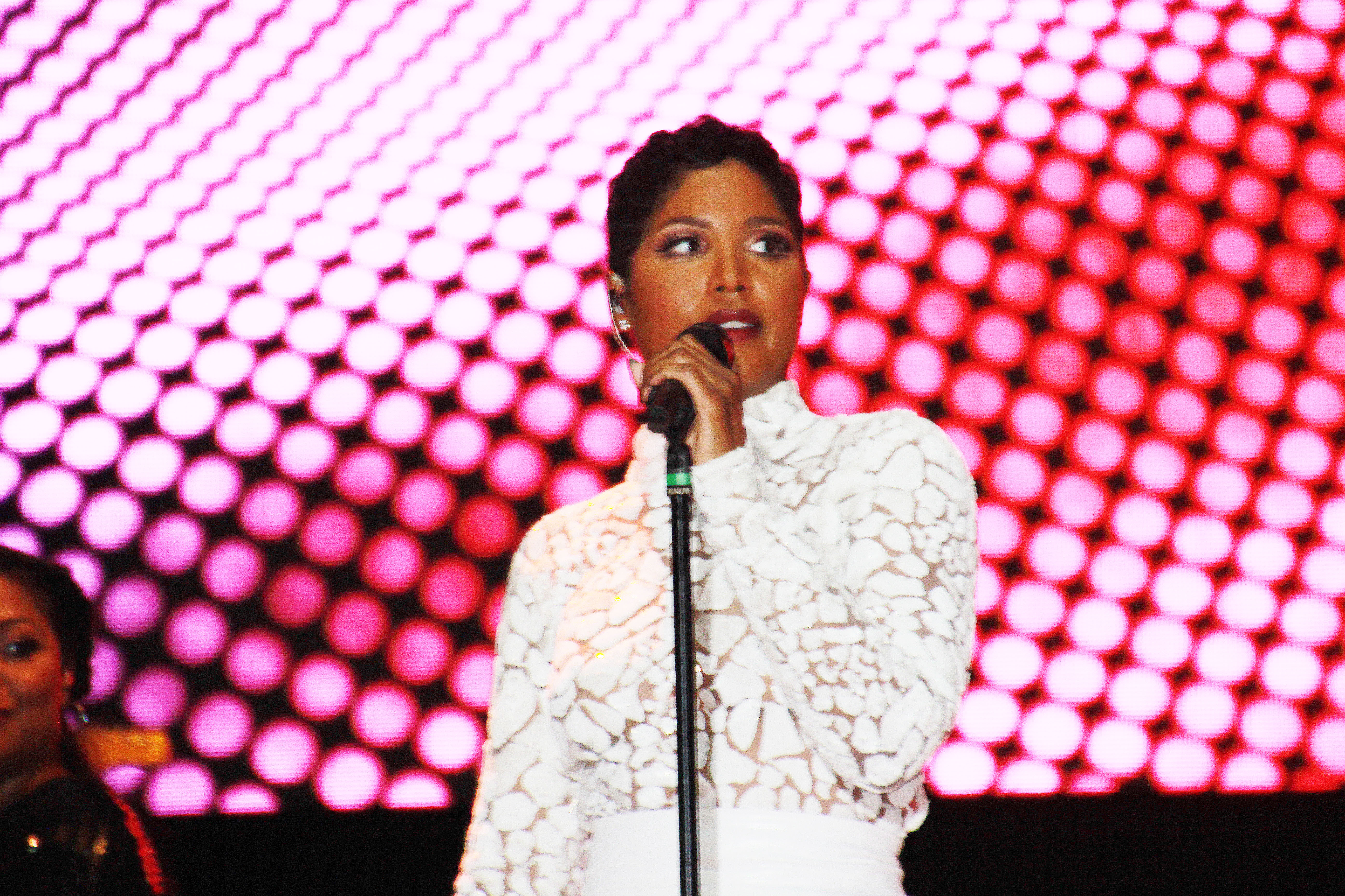 Toni Braxton wowed her many fans with timeless hits as "Un-break My Heart."