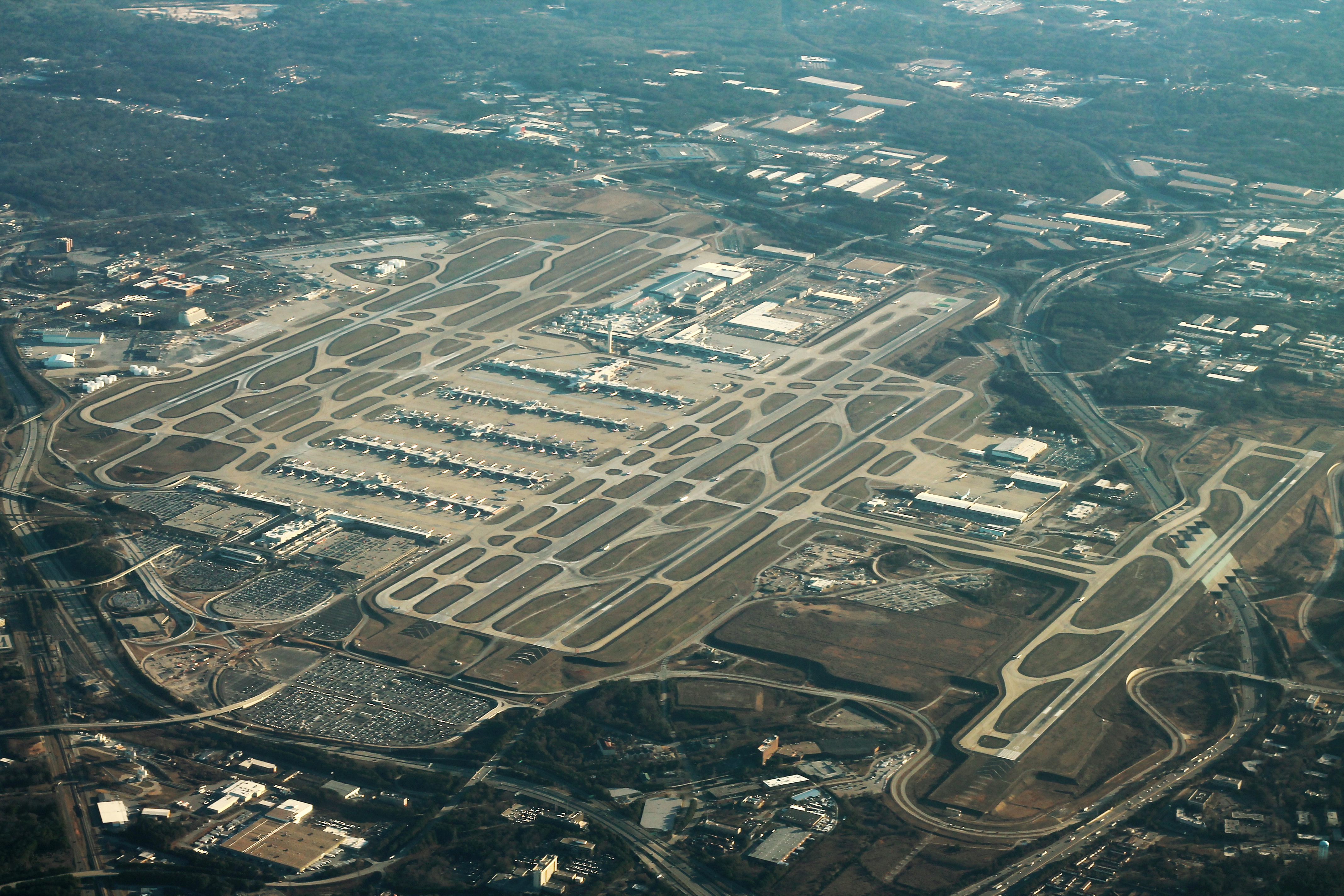 Atlanta_Airport_Aerial_Angle_(31435634003)_(2)