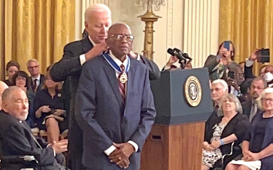 El presidente Biden premia a Simone Biles e íconos de los derechos civiles con la Medalla de la Libertad | La crónica de Michigan