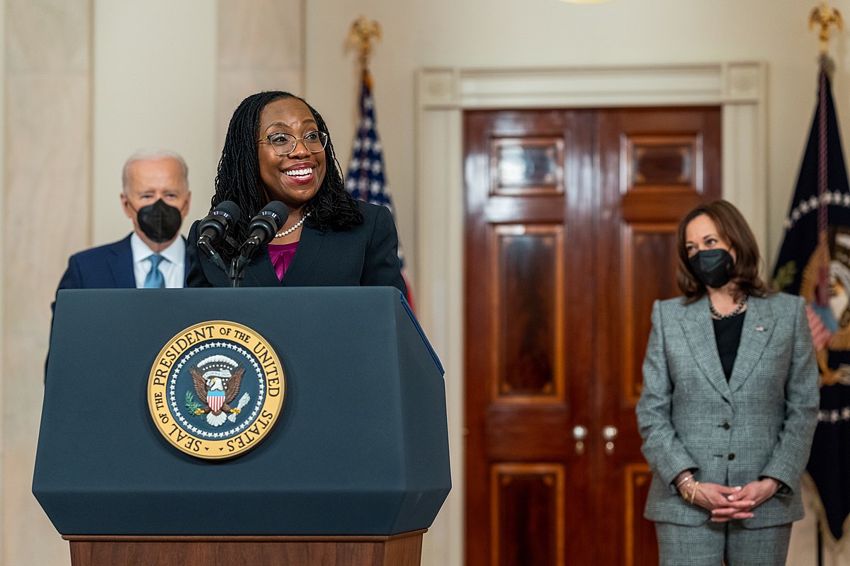 JUDGE-JACKSON-WITH-BIDEN-HARRIS-WHITE-HOUSE-PHOTO-OFFICIAL